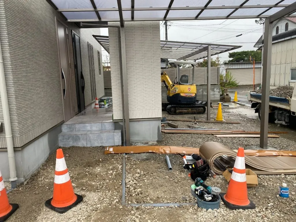 雨樋を雨水桝に接続します。