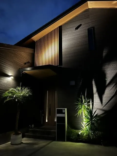 夜の外構をおしゃれに演出！照明で変わる庭・玄関まわりのデザイン