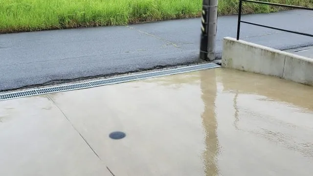 駐車場に溝は必要？コンクリート施工で失敗しない排水設計のポイント