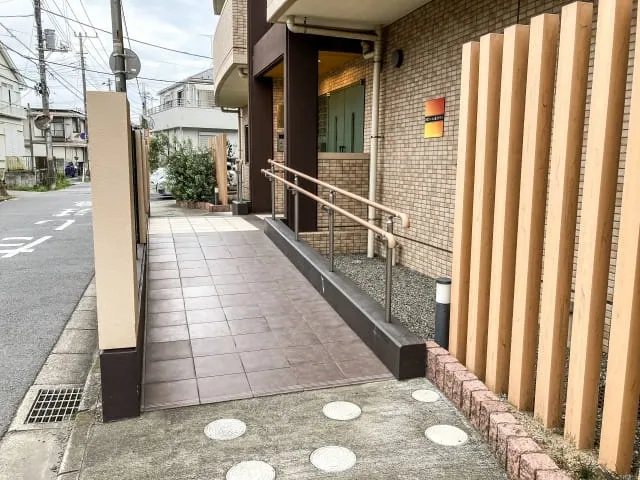 外構工事でスロープを設置するメリットとデメリットをプロが解説