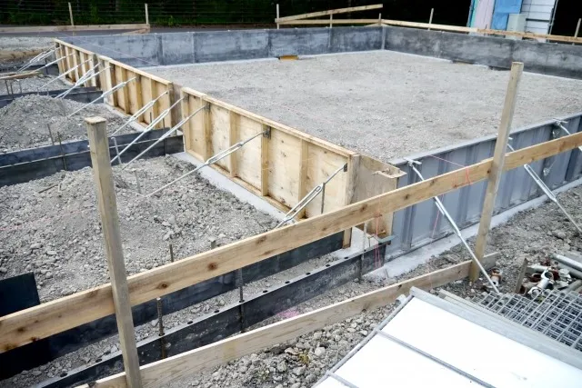 外構の基礎工事とは？種類や費用の目安・施工の流れと注意点まで詳しく解説